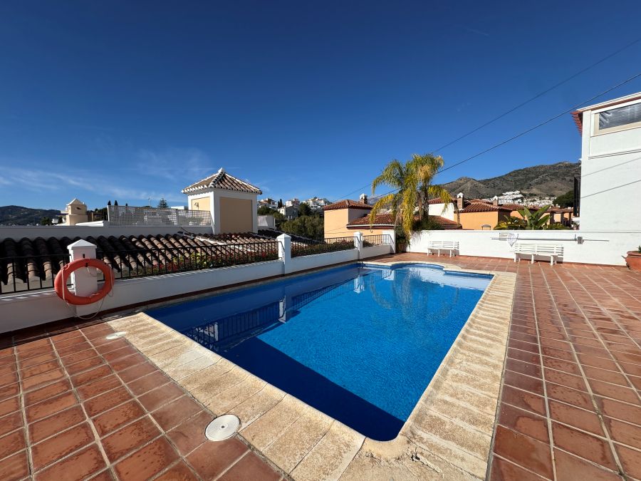 Prachtig gerenoveerd appartement met zeezicht in Nerja