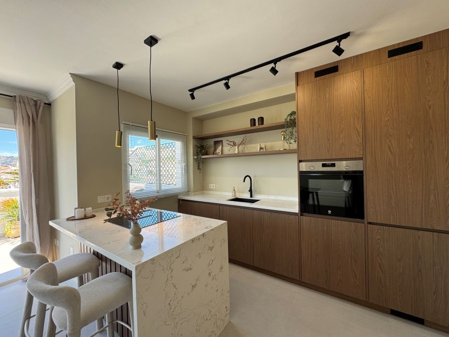 Prachtig gerenoveerd appartement met zeezicht in Nerja