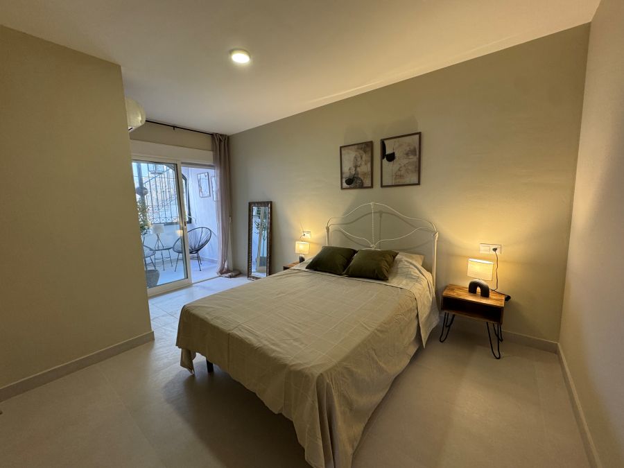 Prachtig gerenoveerd appartement met zeezicht in Nerja