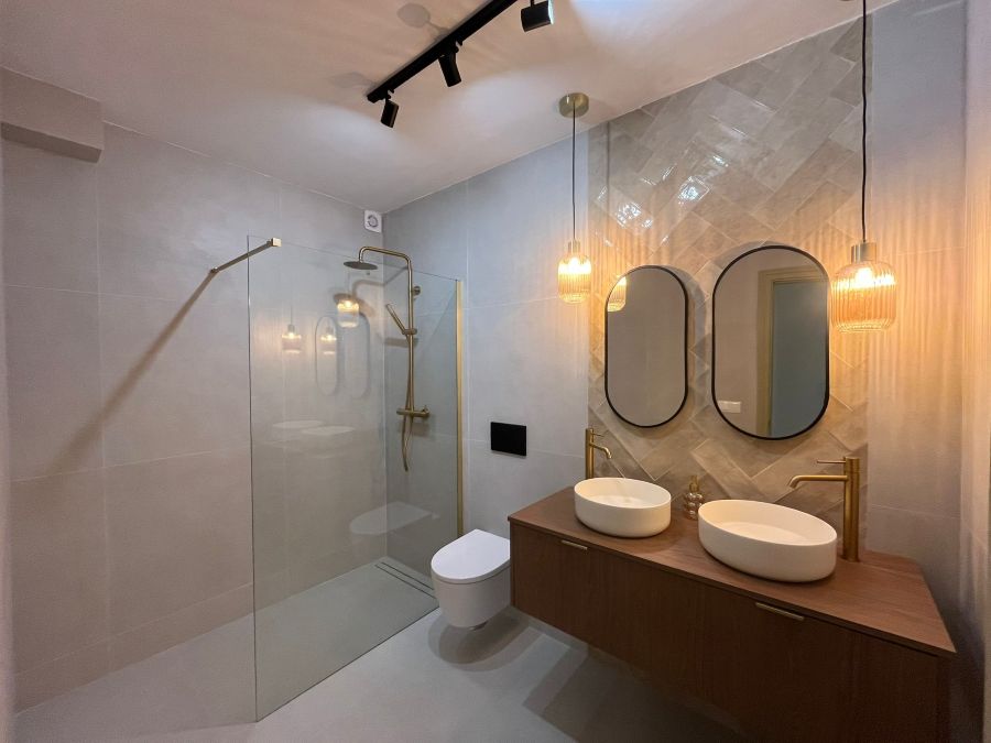 Prachtig gerenoveerd appartement met zeezicht in Nerja