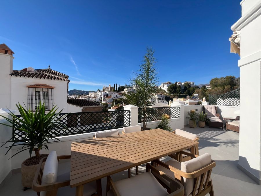 Prachtig gerenoveerd appartement met zeezicht in Nerja