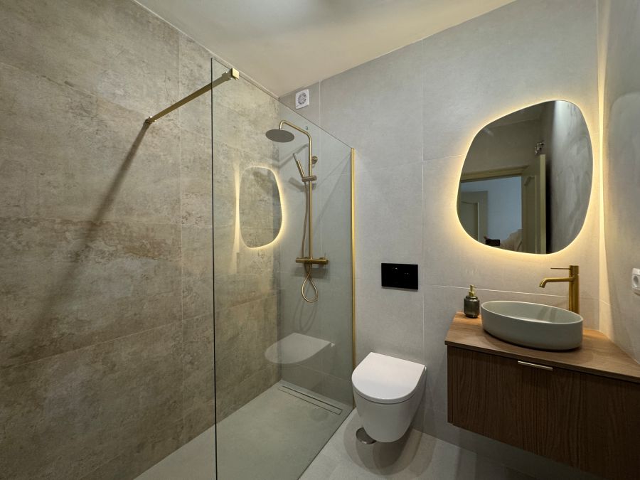 Prachtig gerenoveerd appartement met zeezicht in Nerja