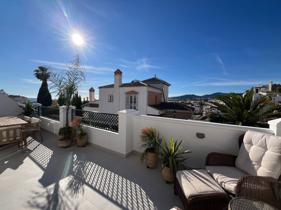Prachtig gerenoveerd appartement met zeezicht in Nerja
