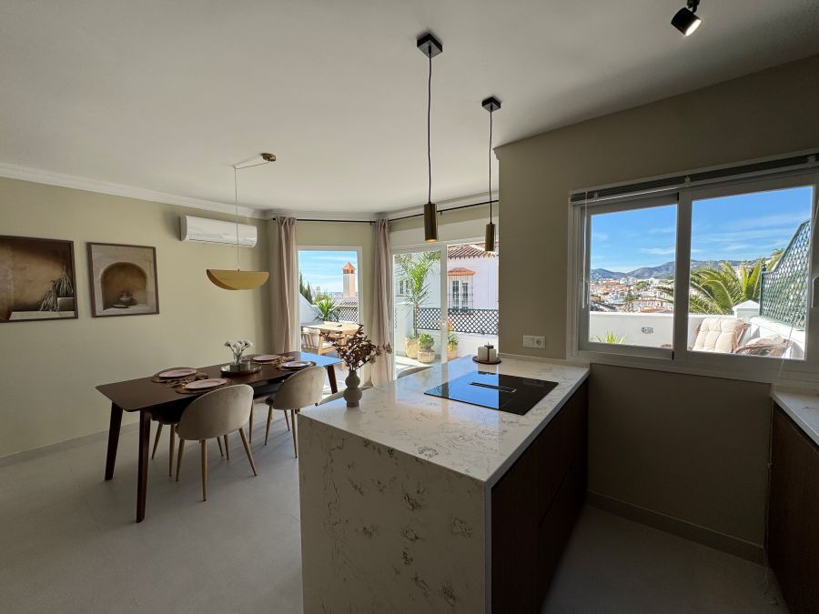 Prachtig gerenoveerd appartement met zeezicht in Nerja