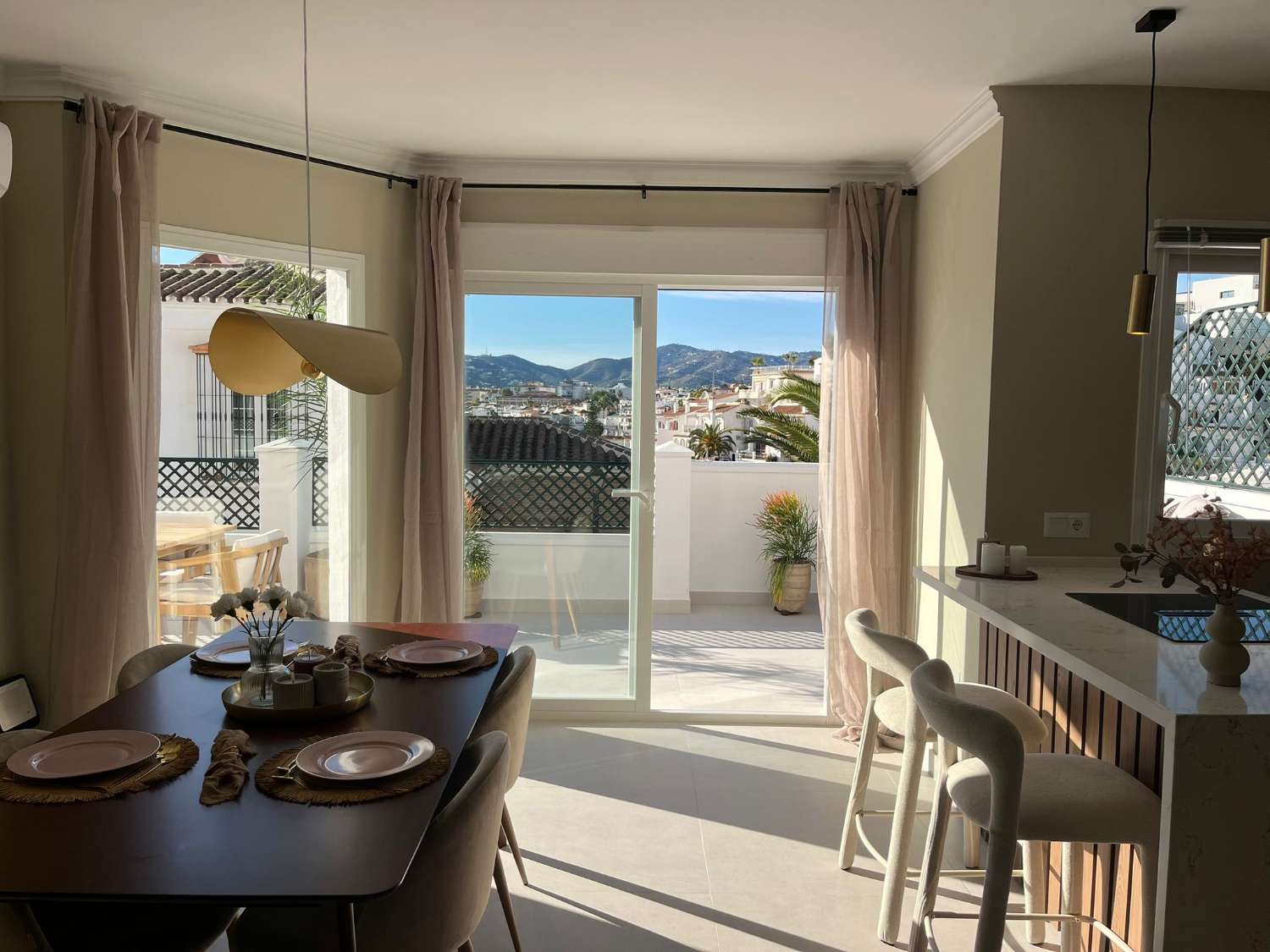 Prachtig gerenoveerd appartement met zeezicht in Nerja