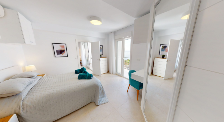 Moderni kerrostalo merinäköalalla Verde Marissa, Nerjassa