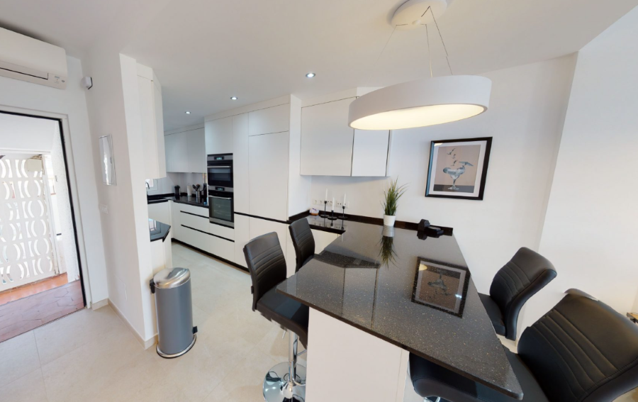 Moderni kerrostalo merinäköalalla Verde Marissa, Nerjassa