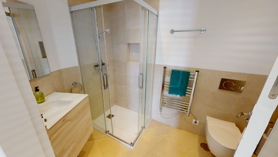 Moderni kerrostalo merinäköalalla Verde Marissa, Nerjassa