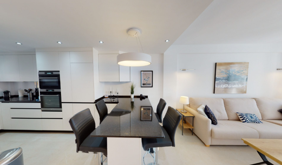 Moderni kerrostalo merinäköalalla Verde Marissa, Nerjassa