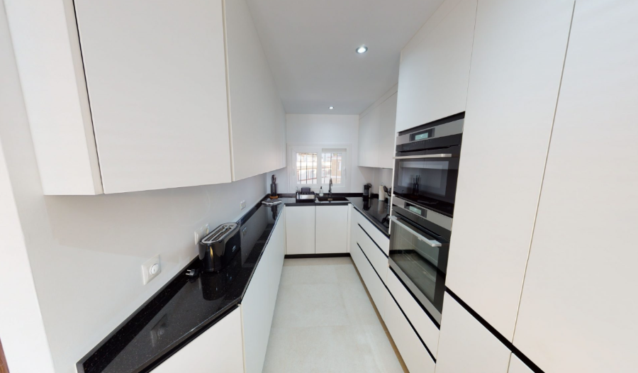 Moderni kerrostalo merinäköalalla Verde Marissa, Nerjassa