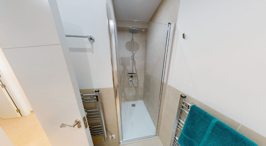 Moderni kerrostalo merinäköalalla Verde Marissa, Nerjassa