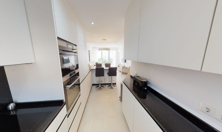 Moderni kerrostalo merinäköalalla Verde Marissa, Nerjassa