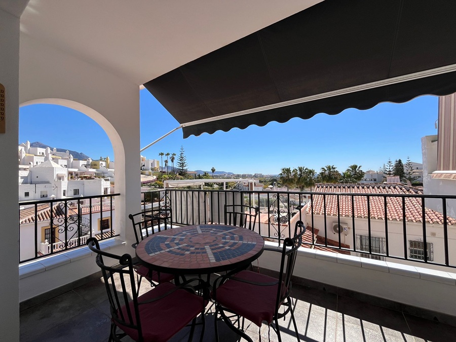 Gerenoveerde woning met dakterras, panoramisch zicht over de zee en bergen en apart appartement onder de woning