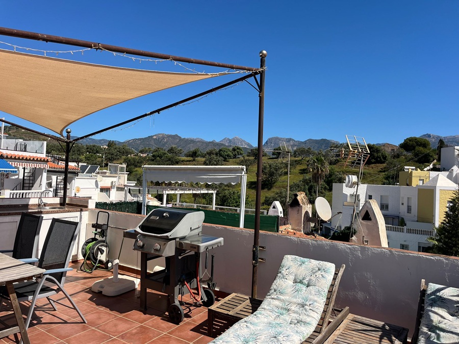 Gerenoveerde woning met dakterras, panoramisch zicht over de zee en bergen en apart appartement onder de woning