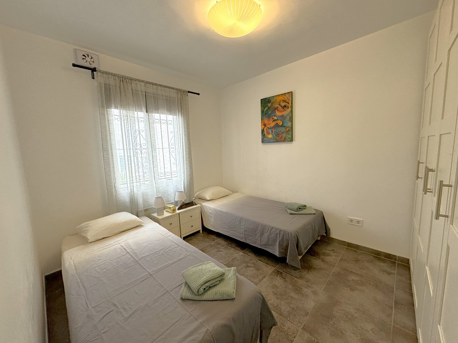 Gerenoveerde woning met dakterras, panoramisch zicht over de zee en bergen en apart appartement onder de woning