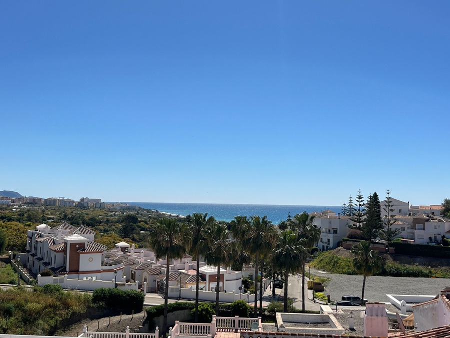 Gerenoveerde woning met dakterras, panoramisch zicht over de zee en bergen en apart appartement onder de woning