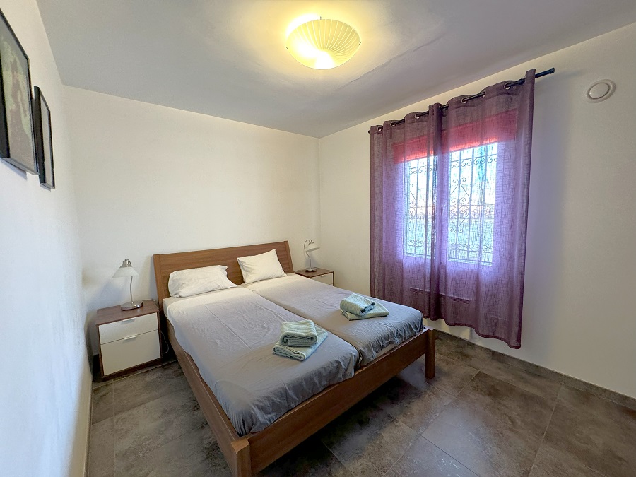 Gerenoveerde woning met dakterras, panoramisch zicht over de zee en bergen en apart appartement onder de woning