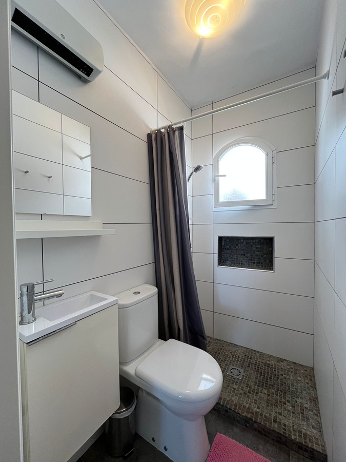 Gerenoveerde woning met dakterras, panoramisch zicht over de zee en bergen en apart appartement onder de woning