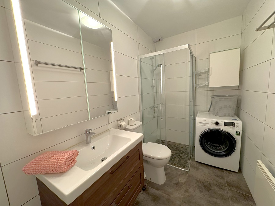 Gerenoveerde woning met dakterras, panoramisch zicht over de zee en bergen en apart appartement onder de woning