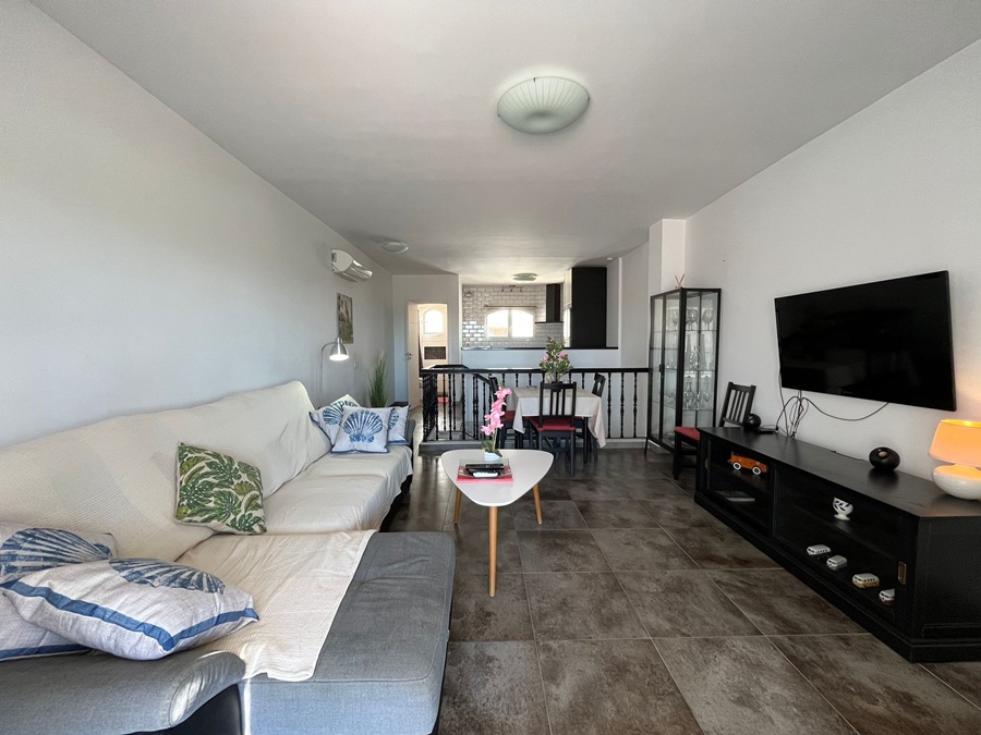 Gerenoveerde woning met dakterras, panoramisch zicht over de zee en bergen en apart appartement onder de woning