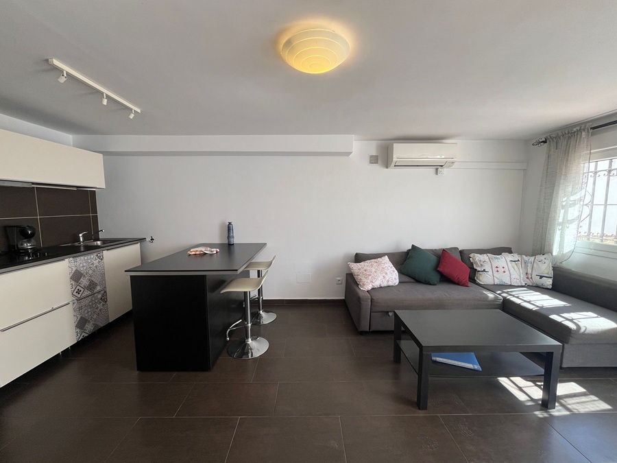 Gerenoveerde woning met dakterras, panoramisch zicht over de zee en bergen en apart appartement onder de woning