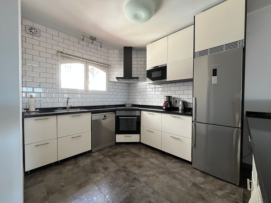 Gerenoveerde woning met dakterras, panoramisch zicht over de zee en bergen en apart appartement onder de woning