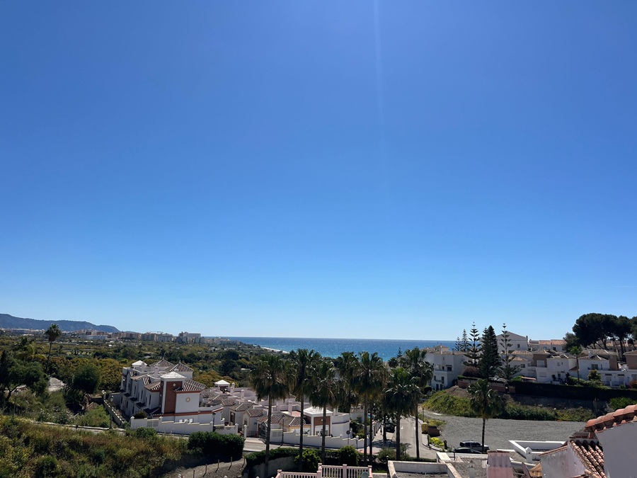 Gerenoveerde woning met dakterras, panoramisch zicht over de zee en bergen en apart appartement onder de woning