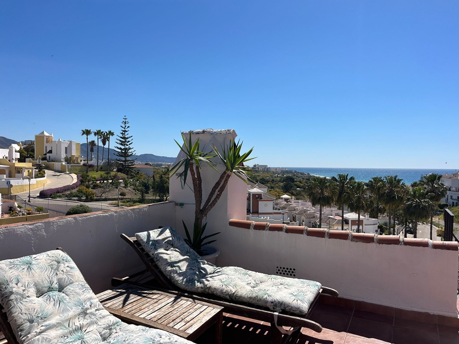 Gerenoveerde woning met dakterras, panoramisch zicht over de zee en bergen en apart appartement onder de woning
