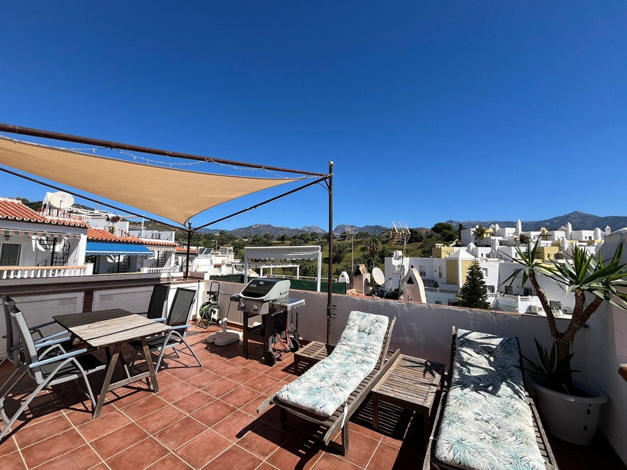 Gerenoveerde woning met dakterras, panoramisch zicht over de zee en bergen en apart appartement onder de woning