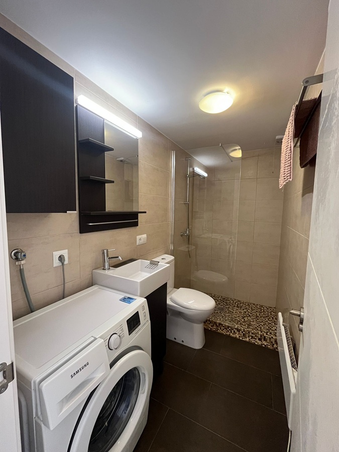 Gerenoveerde woning met dakterras, panoramisch zicht over de zee en bergen en apart appartement onder de woning