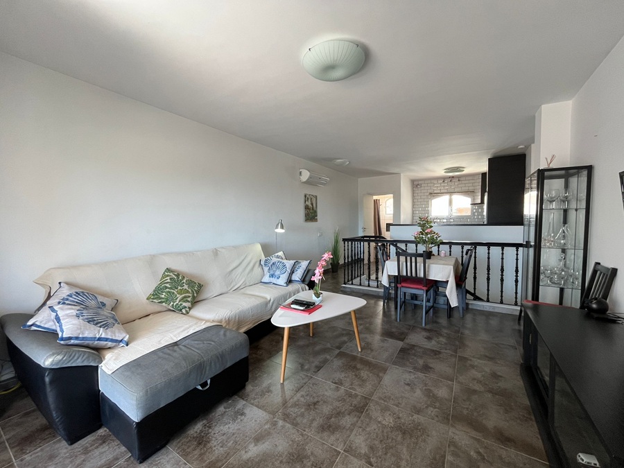 Gerenoveerde woning met dakterras, panoramisch zicht over de zee en bergen en apart appartement onder de woning