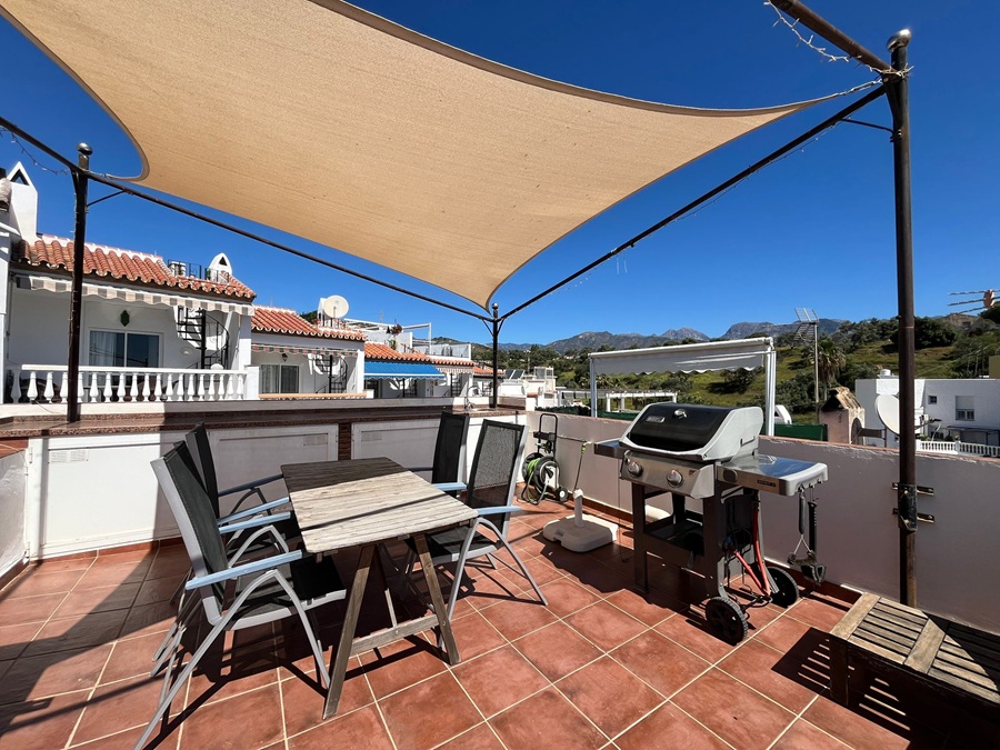 Gerenoveerde woning met dakterras, panoramisch zicht over de zee en bergen en apart appartement onder de woning