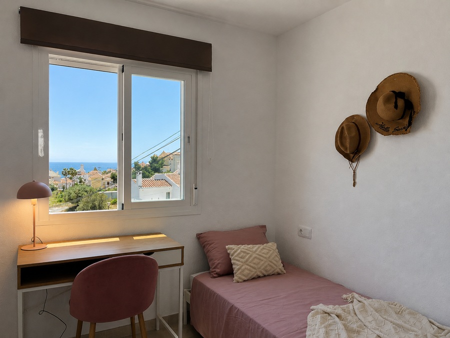 Casa renovada con piscina de inmersión y impresionantes vistas al mar a 500 metros de la playa de Burriana en Nerja