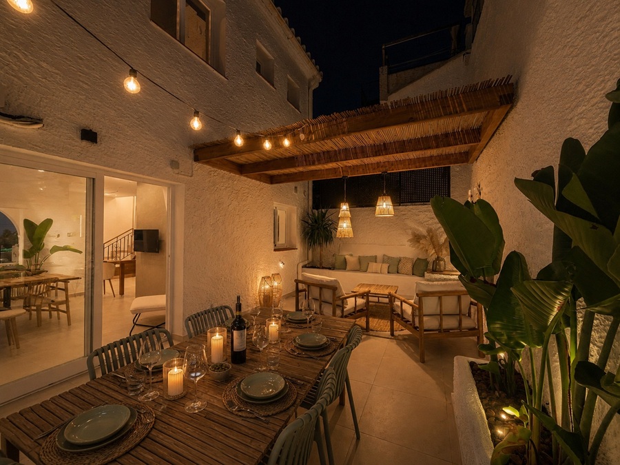 Casa renovada con piscina de inmersión y impresionantes vistas al mar a 500 metros de la playa de Burriana en Nerja