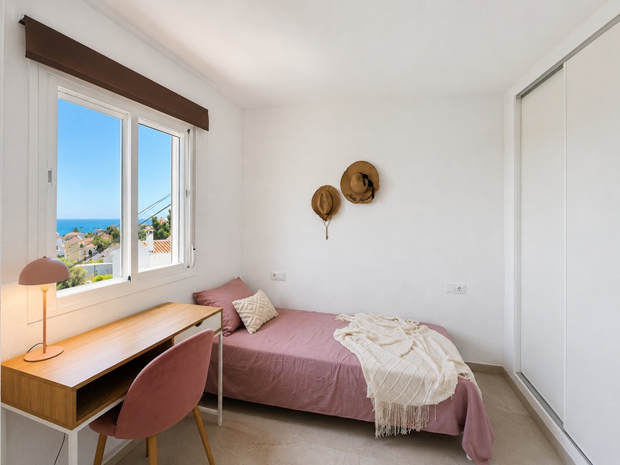 Casa renovada con piscina de inmersión y impresionantes vistas al mar a 500 metros de la playa de Burriana en Nerja
