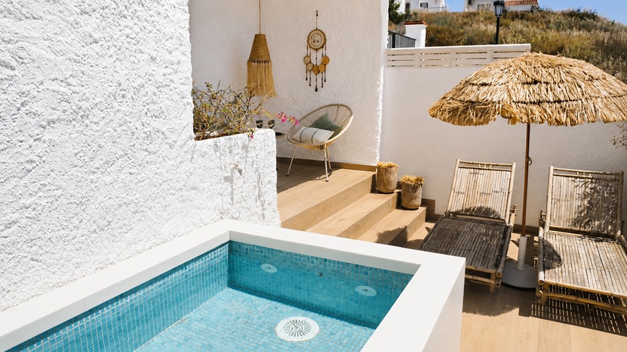 Casa renovada con piscina de inmersión y impresionantes vistas al mar a 500 metros de la playa de Burriana en Nerja