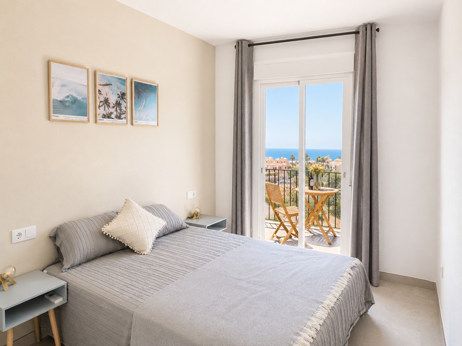 Casa renovada con piscina de inmersión y impresionantes vistas al mar a 500 metros de la playa de Burriana en Nerja