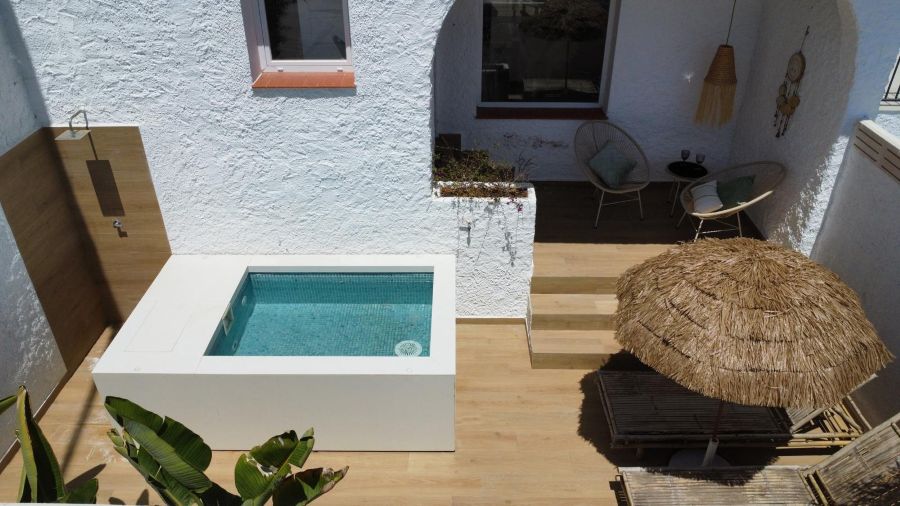 Gerenoveerd huis met plunge pool en prachtig uitzicht op zee op 500 meter van het Burriana strand in Nerja
