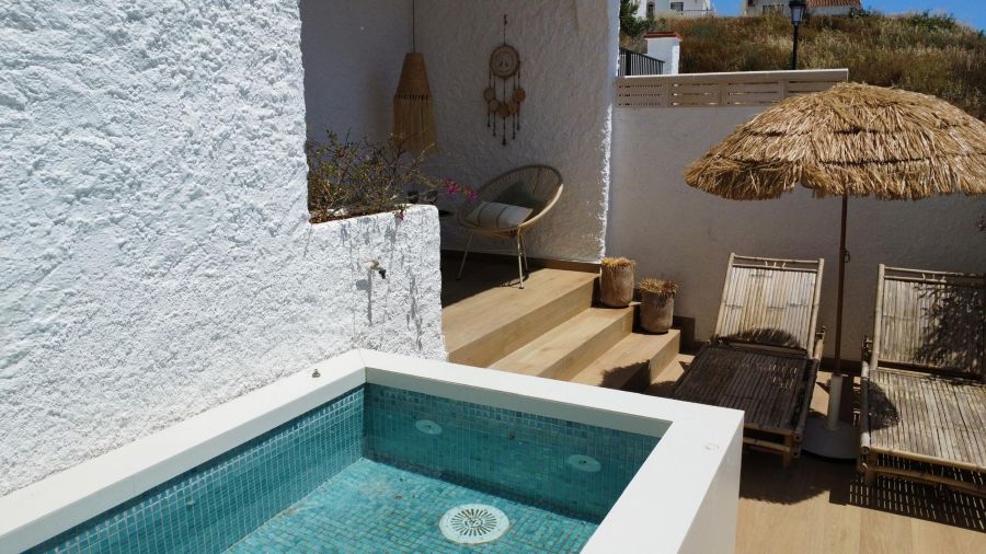 Gerenoveerd huis met plunge pool en prachtig uitzicht op zee op 500 meter van het Burriana strand in Nerja