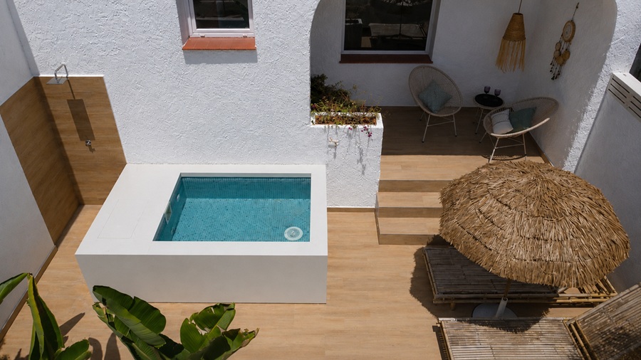 Casa renovada con piscina de inmersión y impresionantes vistas al mar a 500 metros de la playa de Burriana en Nerja