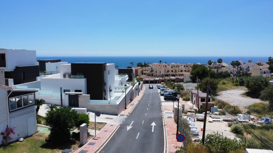 Gerenoveerd huis met plunge pool en prachtig uitzicht op zee op 500 meter van het Burriana strand in Nerja