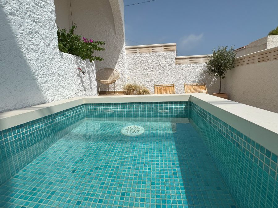 Gerenoveerd huis met plunge pool en prachtig uitzicht op zee op 500 meter van het Burriana strand in Nerja