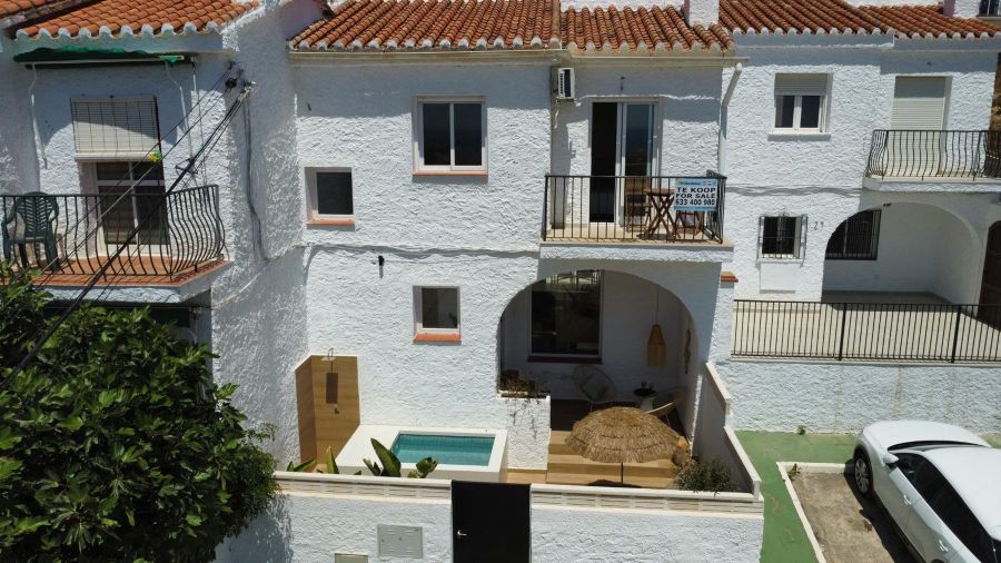 Gerenoveerd huis met plunge pool en prachtig uitzicht op zee op 500 meter van het Burriana strand in Nerja