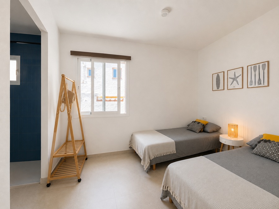 Casa renovada con piscina de inmersión y impresionantes vistas al mar a 500 metros de la playa de Burriana en Nerja