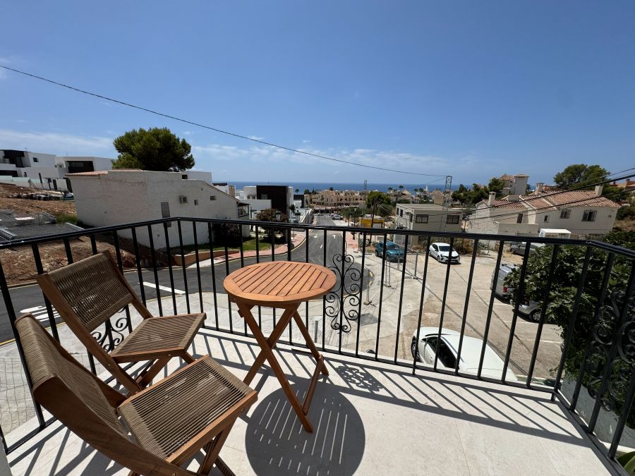 Gerenoveerd huis met plunge pool en prachtig uitzicht op zee op 500 meter van het Burriana strand in Nerja