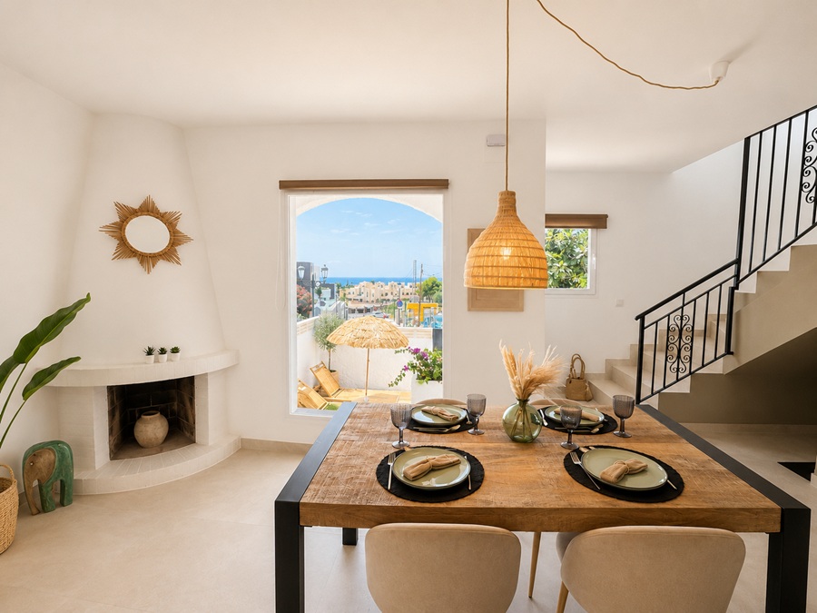 Casa renovada con piscina de inmersión y impresionantes vistas al mar a 500 metros de la playa de Burriana en Nerja