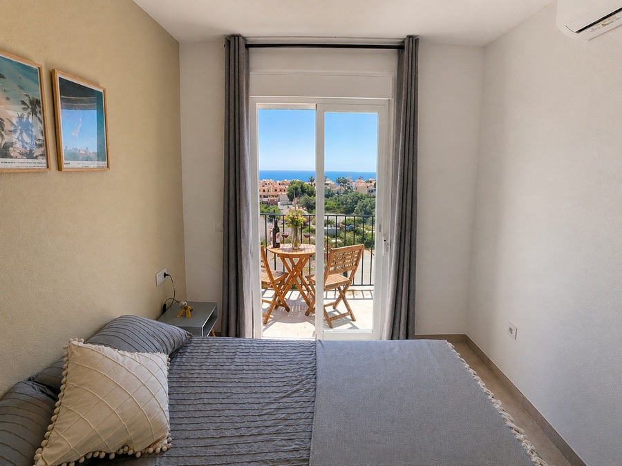 Casa renovada con piscina de inmersión y impresionantes vistas al mar a 500 metros de la playa de Burriana en Nerja