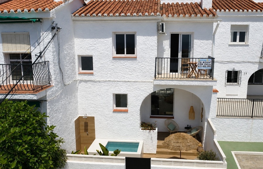 Casa renovada con piscina de inmersión y impresionantes vistas al mar a 500 metros de la playa de Burriana en Nerja