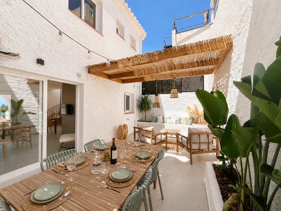 Casa renovada con piscina de inmersión y impresionantes vistas al mar a 500 metros de la playa de Burriana en Nerja