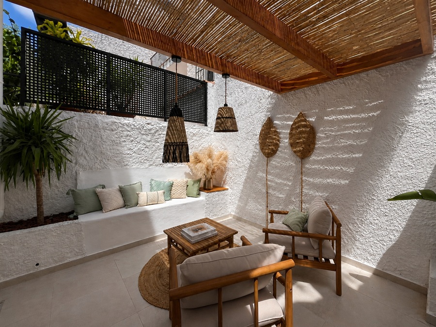 Casa renovada con piscina de inmersión y impresionantes vistas al mar a 500 metros de la playa de Burriana en Nerja